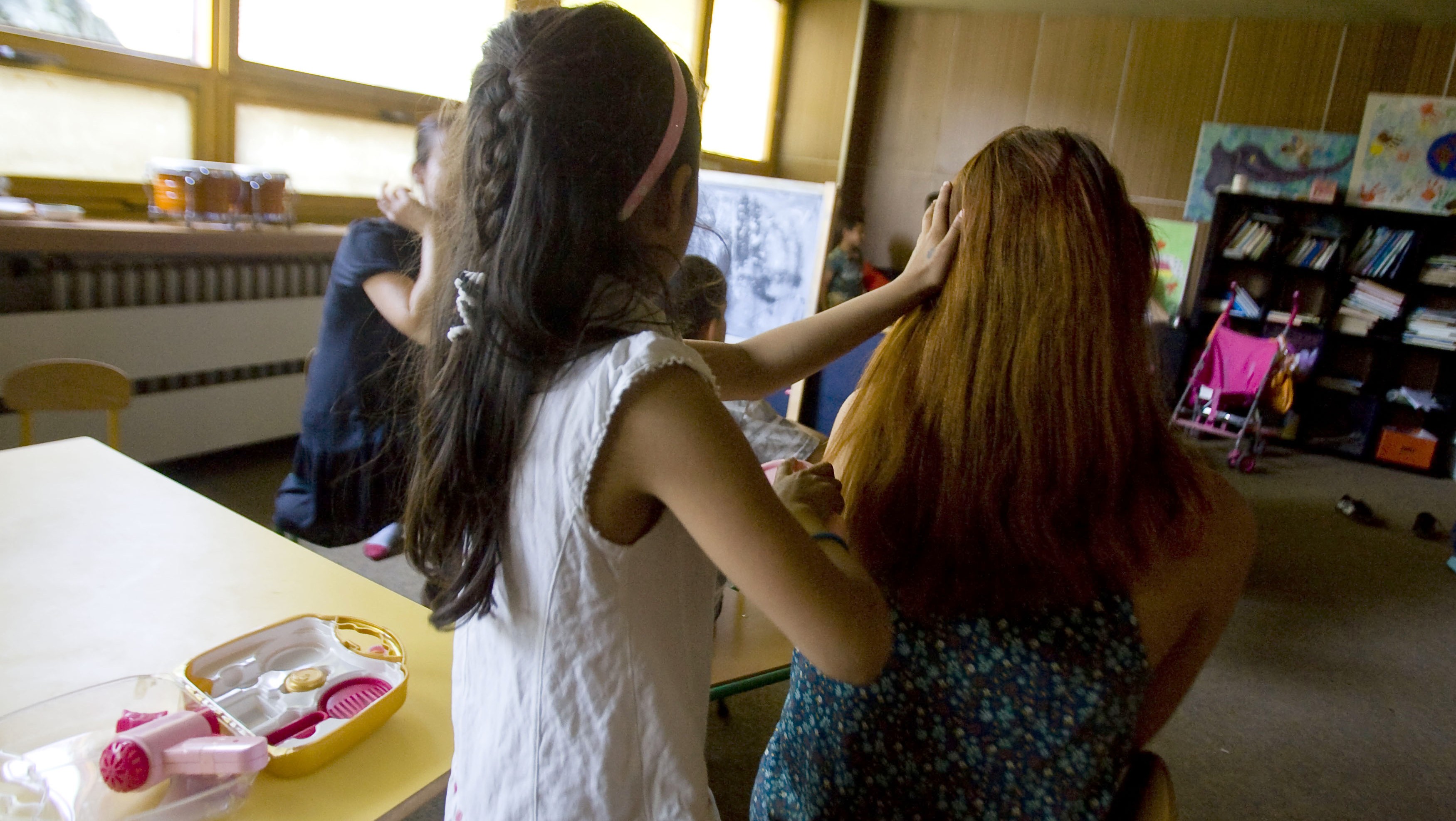 Dievčatko_od chrbta_češe vlasy